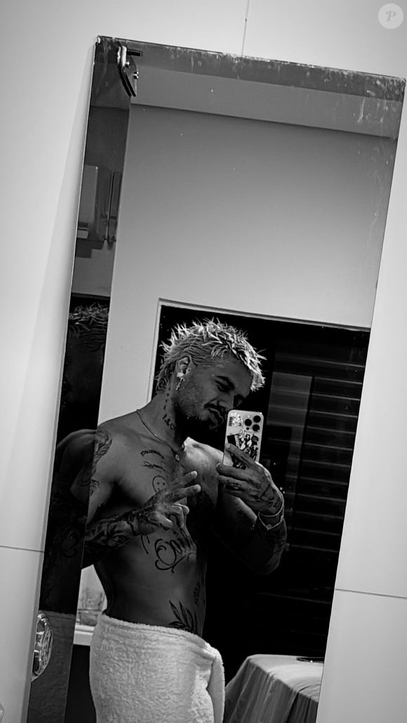 Zé Felipe surgiu só de toalha em sua rede social neste domingo (13)