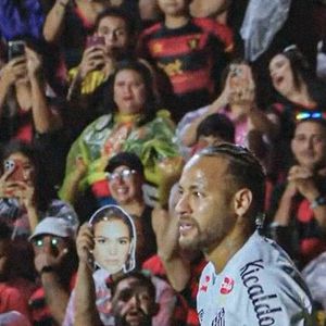 Durante a transmissão da Premiere, Neymar apareceu ao lado de uma máscara de Marquezine, mas não esboçou reação