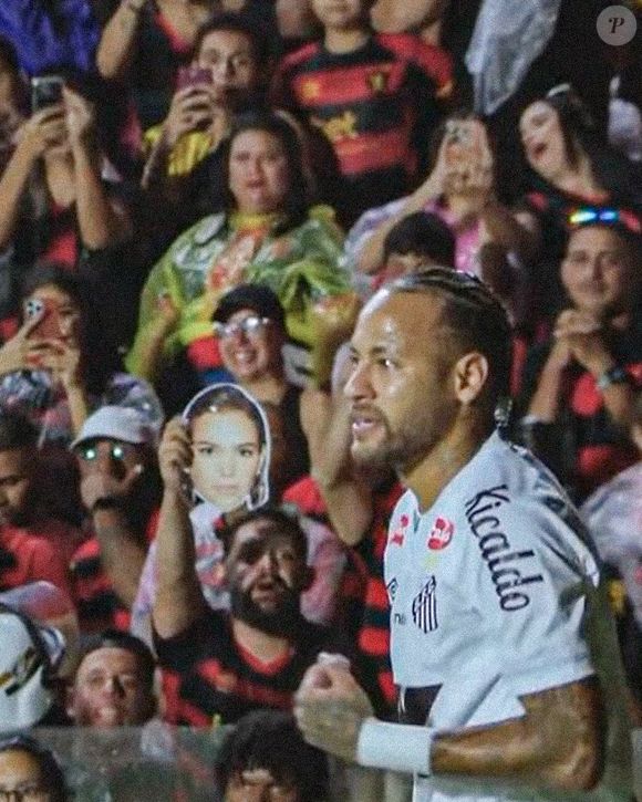 Durante a transmissão da Premiere, Neymar apareceu ao lado de uma máscara de Marquezine, mas não esboçou reação