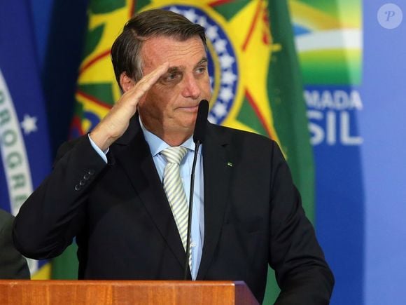 Bolsonaro comentou a decisão de Moraes de negar a devolução de seu passaporte, justificando que haveria risco de fuga do país