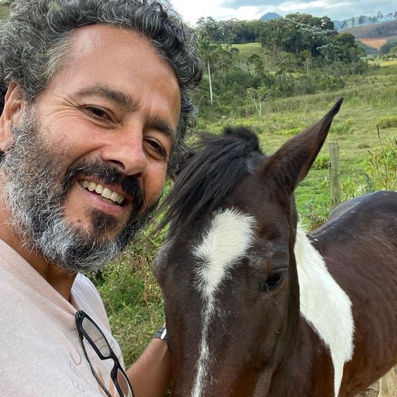 Marcos Palmeira deixou o caos da metrópole para morar em uma fazenda no Rio de Janeiro