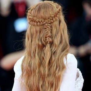 Marina Ruy Barbosa usa o cabelo ruivo solto com pequenas tranças laterais, visual que remete à Amália de ‘Deus Salve o Rei’