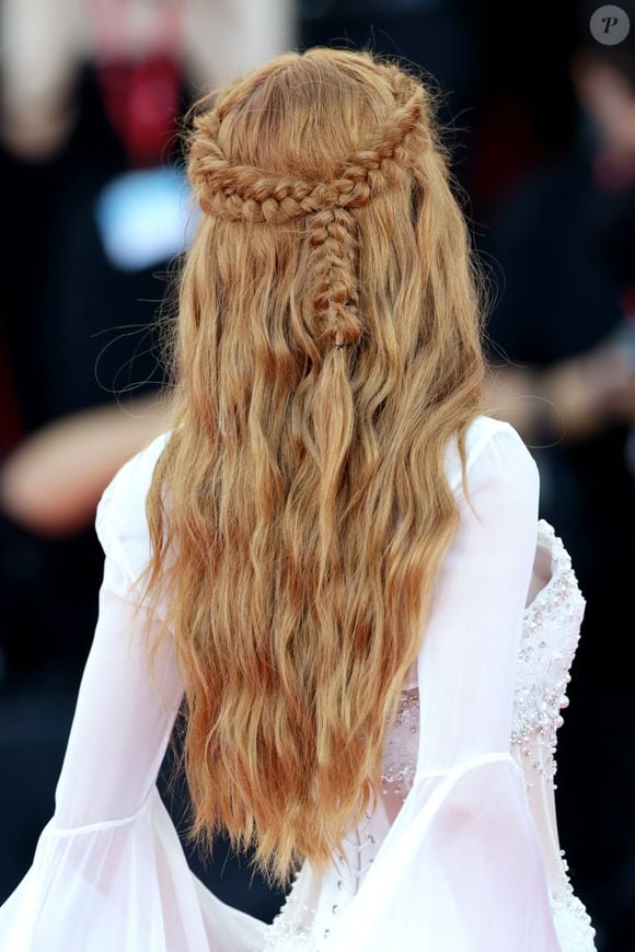 Marina Ruy Barbosa usa o cabelo ruivo solto com pequenas tranças laterais, visual que remete à Amália de ‘Deus Salve o Rei’