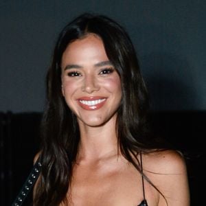 Bruna Marquezine mantém uma rotina de cuidados específica com sua pele e os lábios