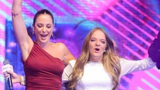 Vestido chique, surpresa da mãe, troféu e... rosa de presente de famoso: Rafaella Justus brilha no Prêmio Jovem Brasileiro 2025