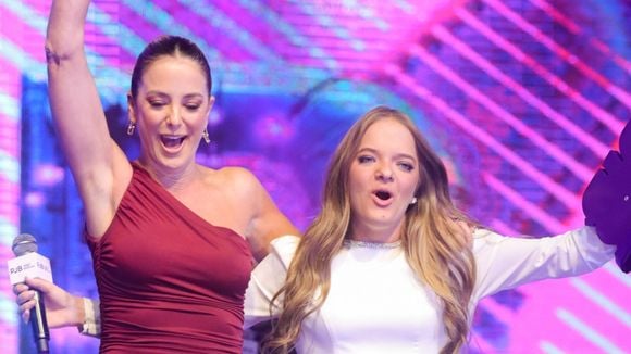 Vestido chique, surpresa da mãe, troféu e... rosa de presente de famoso: Rafaella Justus brilha no Prêmio Jovem Brasileiro 2025