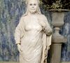 Heidi Klum fez história novamente no tapete vermelho elevou o conceito de arte ao vestir uma peça que mimetiza perfeitamente uma estátua de mármore clássica, incluindo uma máscara facial e coroa de flores esculpidas, transformando-se em uma obra de museu viva
