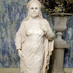 Heidi Klum fez história novamente no tapete vermelho elevou o conceito de arte ao vestir uma peça que mimetiza perfeitamente uma estátua de mármore clássica, incluindo uma máscara facial e coroa de flores esculpidas, transformando-se em uma obra de museu viva