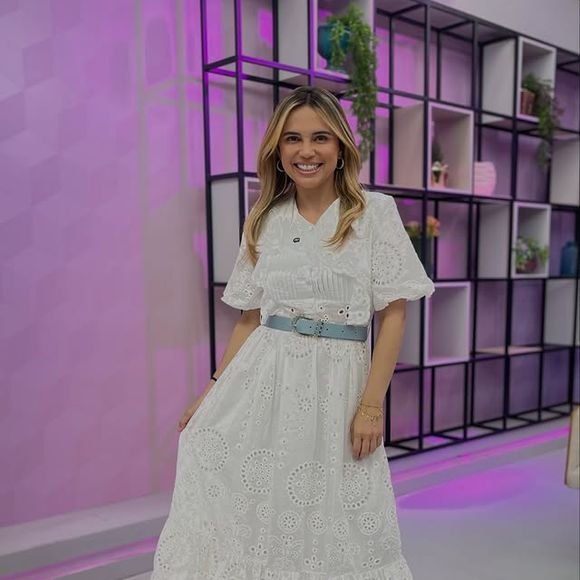 Namorada de Dudu Camargo, de 'A Fazenda 17', Suyane Pessoa posa com vestido longo de renda