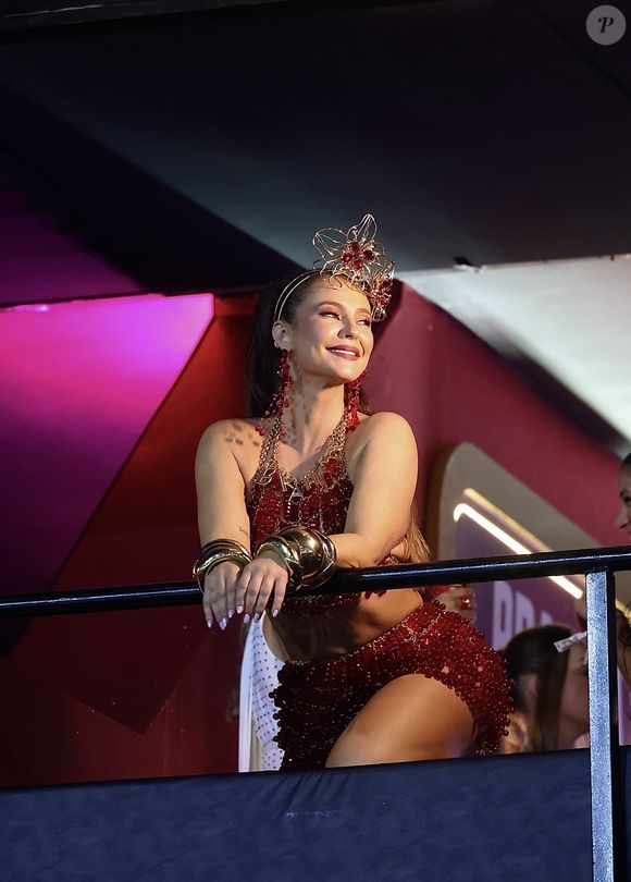 Paolla Oliveira assiste aos desfiles das escolas de samba do RJ neste domingo (02) em um camarote.