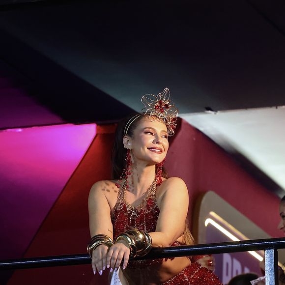 Paolla Oliveira assiste aos desfiles das escolas de samba do RJ neste domingo (02) em um camarote.