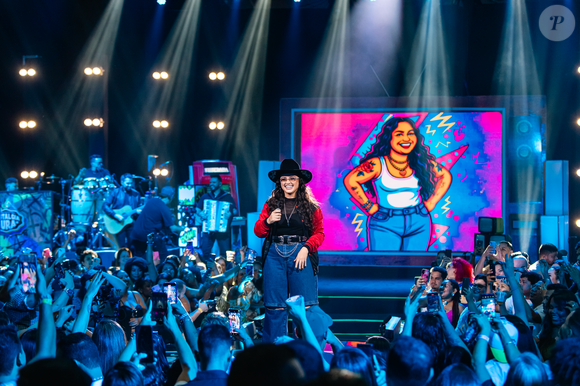 'Nostalgia Pura', de Luiza Martins, resgata os anos 2000 e celebra a representatividade LGBTQIAPN+