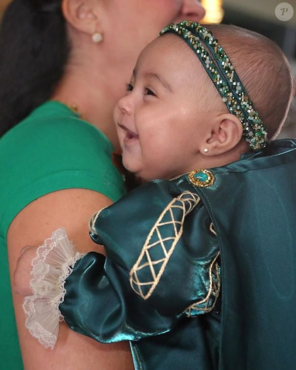 Clara sorri no colo da mãe, arrancando suspiros dos fãs nas redes sociais