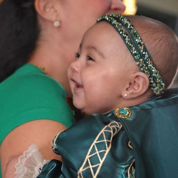 Clara sorri no colo da mãe, arrancando suspiros dos fãs nas redes sociais