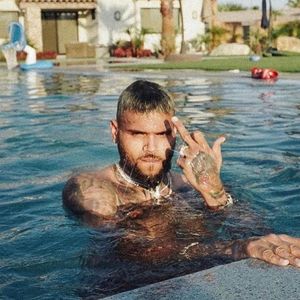 Processado no mesmo ano por suposto ataque com garrafa, o cantor de R&B foi acusado de lesão corporal grave, confirmou a polícia metropolitana ao "Sun".