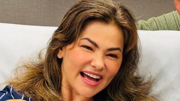 Adeus, silicone! Ex-Tiazinha, Suzana Alves retira próteses dos seios, cita Deus em texto e divide opiniões: 'Vai precisar tirar o botox'