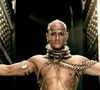 Rodrigo Santoro revelou que chorou e precisou morder uma toalha durante a depilação com cera quente para viver Xerxes em '300'. O ator contou que o procedimento fazia parte da preparação para interpretar o personagem sem pelos e que a experiência foi tão dolorosa que ele desistiu de concluir a depilação do corpo inteiro