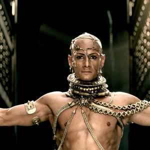 Rodrigo Santoro revelou que chorou e precisou morder uma toalha durante a depilação com cera quente para viver Xerxes em '300'. O ator contou que o procedimento fazia parte da preparação para interpretar o personagem sem pelos e que a experiência foi tão dolorosa que ele desistiu de concluir a depilação do corpo inteiro