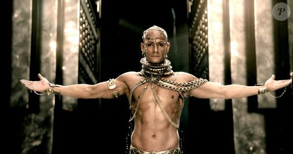 Rodrigo Santoro revelou que chorou e precisou morder uma toalha durante a depilação com cera quente para viver Xerxes em '300'. O ator contou que o procedimento fazia parte da preparação para interpretar o personagem sem pelos e que a experiência foi tão dolorosa que ele desistiu de concluir a depilação do corpo inteiro