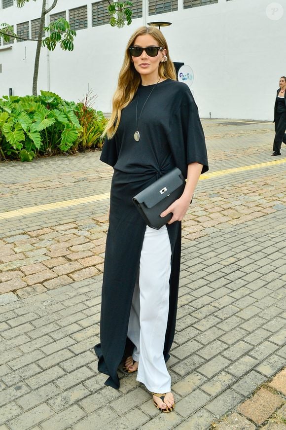E vestido com calça, pode? Marcella Tranchesi combinou uma peça preta com calça branca para compor seu look