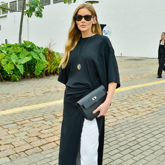 E vestido com calça, pode? Marcella Tranchesi combinou uma peça preta com calça branca para compor seu look