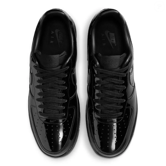 A grande diferença do modelo “Black Patent” está justamente no material. O couro de charol substitui o tradicional acabamento fosco, refletindo luz de forma intensa e criando um visual quase escultural