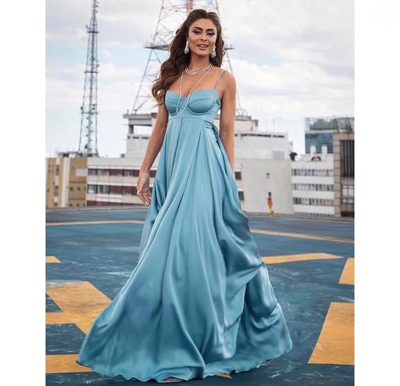 O look azul fluido é uma pedida certeira para o signo de Áries no Réveillon