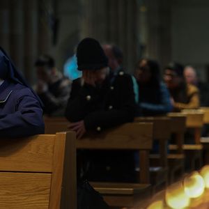 Glasgow, Escócia: católicos assistem à missa na Catedral Metropolitana de Santo André após o anúncio da morte do Papa Francisco
