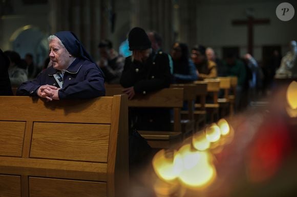 Glasgow, Escócia: católicos assistem à missa na Catedral Metropolitana de Santo André após o anúncio da morte do Papa Francisco