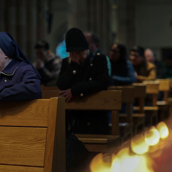 Glasgow, Escócia: católicos assistem à missa na Catedral Metropolitana de Santo André após o anúncio da morte do Papa Francisco