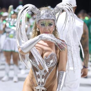 Fabíola de Andrade destacou virilha lisinha em fantasia cavadíssima