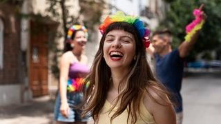 Bolso blindado no Carnaval 2026: o truque simples que aprendi com tia para não ser assaltada no bloquinho - só precisei de uma xuxinha de cabelo
