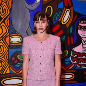 Alice Wegmann em um look que celebra a ousadia e a delicadeza da moda