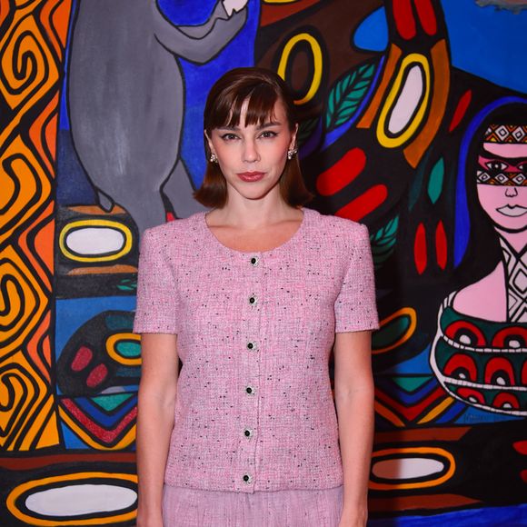 Alice Wegmann em um look que celebra a ousadia e a delicadeza da moda