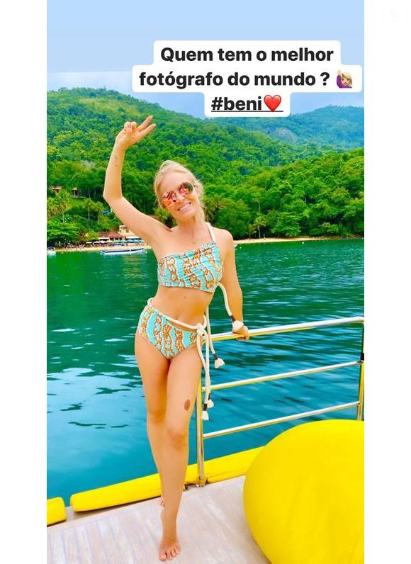 Angélica fica bem em qualquer modelo, como este hot pants super diferente com um cordão no cós