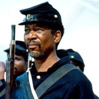Achei no Prime Video e tem só 122 minutos: Denzel Washington brilha em um dos melhores filmes de guerra de todos os tempos, já disponível para assistir no Brasil