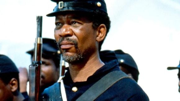 Achei no Prime Video e tem só 122 minutos: Denzel Washington brilha em um dos melhores filmes de guerra de todos os tempos, já disponível para assistir no Brasil