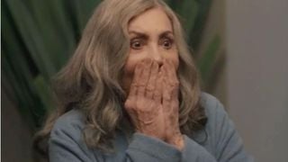 Josefa morre em 'Três Graças'? Plano macabro de Arminda é posto em prática: vilã prova que não vale nada e dá remédios falsificados para a própria mãe