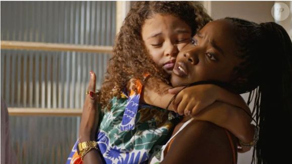 Leona (Clara Moneke) desconfia das intenções de Ellen em relação à Sofia (Elis Cabral) na novela 'Dona de Mim'