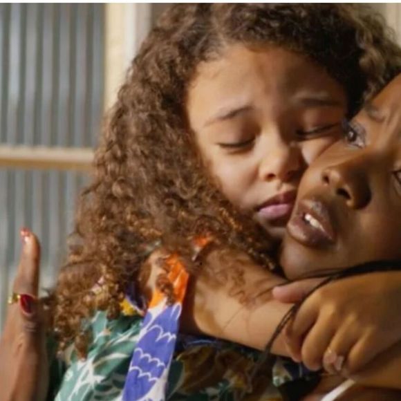 Leona (Clara Moneke) desconfia das intenções de Ellen em relação à Sofia (Elis Cabral) na novela 'Dona de Mim'