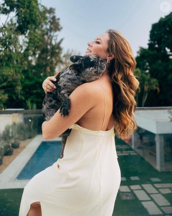 Amor que vai além dos relacionamentos: Apaixonada por animais, Paolla Oliveira já explicou sua ligação com os pets ao revelar: 'Eles foram chegando, ocupando espaço, fazendo bagunça… E ficando', reforçando que o cuidado e o afeto sempre fizeram parte de sua vida