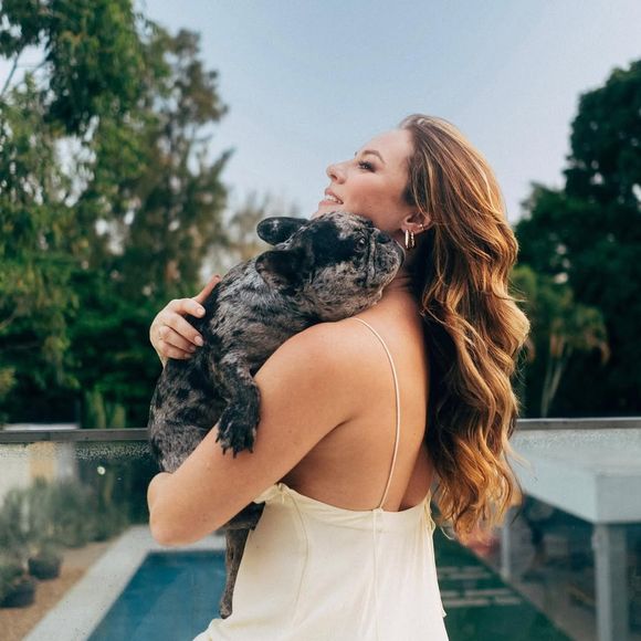 Amor que vai além dos relacionamentos: Apaixonada por animais, Paolla Oliveira já explicou sua ligação com os pets ao revelar: 'Eles foram chegando, ocupando espaço, fazendo bagunça… E ficando', reforçando que o cuidado e o afeto sempre fizeram parte de sua vida