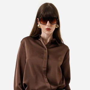 A camisa acetinada oversized da C&A une brilho discreto e sofisticação em uma peça perfeita para produções elegantes que lembra o glow up da Anne Hathaway no primeiro filme
