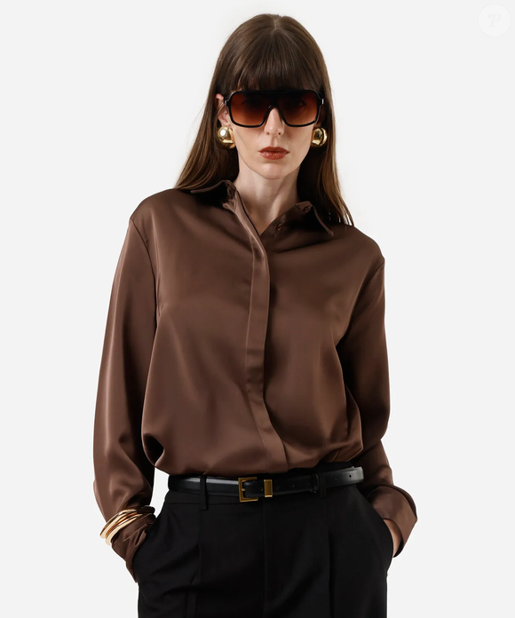 A camisa acetinada oversized da C&A une brilho discreto e sofisticação em uma peça perfeita para produções elegantes que lembra o glow up da Anne Hathaway no primeiro filme
