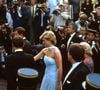 O vestido azul suave de Diana era acompanhado por "um lenço de chiffon combinando que se enrolava em seu pescoço e ondulava atrás dela enquanto ela caminhava"