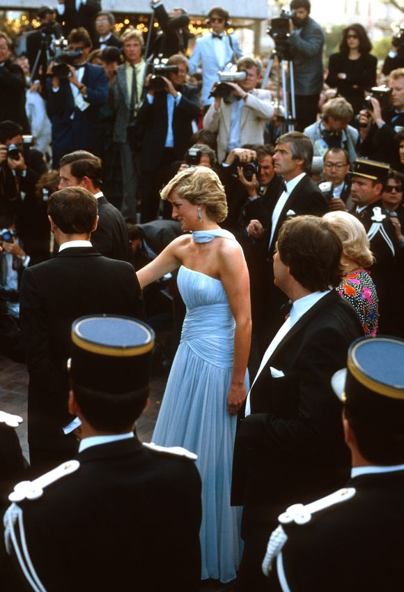 O vestido azul suave de Diana era acompanhado por "um lenço de chiffon combinando que se enrolava em seu pescoço e ondulava atrás dela enquanto ela caminhava"