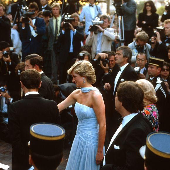 O vestido azul suave de Diana era acompanhado por "um lenço de chiffon combinando que se enrolava em seu pescoço e ondulava atrás dela enquanto ela caminhava"