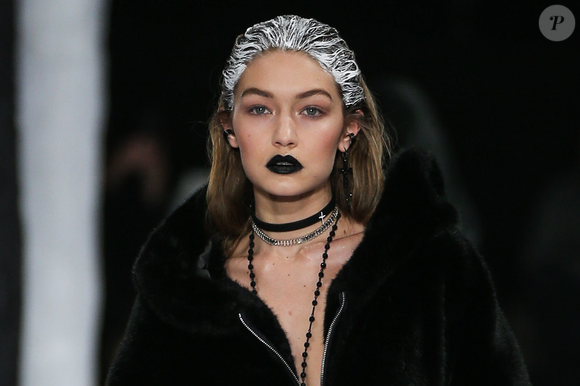 Maquiagem de Halloween com batom preto: neste visual de Gigi Hadid, ele foi combinado a olhos esfumados em tons terrosos