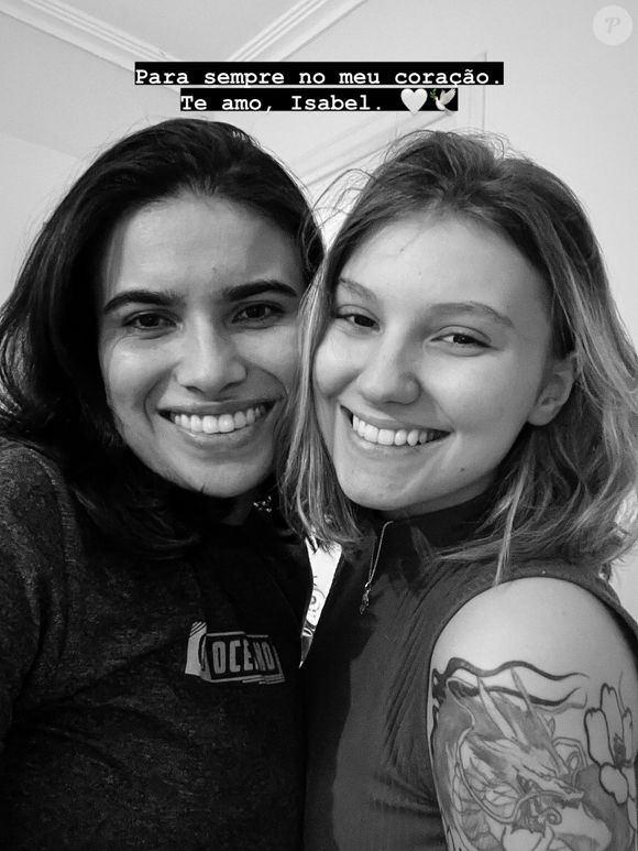 Horas depois, Renata Veloso, irmã da influencer, também se pronunciou na web rebatendo as acusações do pai