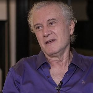 Marido de Ney Latorraca, Edi Botelho recordou que ficava no hospital com o ator e da fase terminal do artista: 'Algumas vezes ele disse para mim que estava partindo, mas que queria encarar isso'